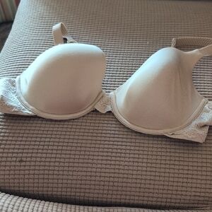 Vanity Fair Elegant Cream Lace and Nylon Bra
